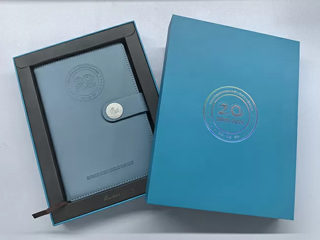 1747709459840974.jpg 20周年LOGO-本子.jpg